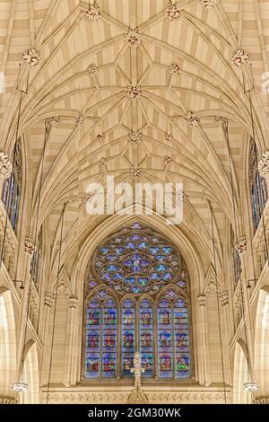 St Patrick's Rose Window - Saint Patrick's Cathedral NYC Details der komplizierten architektonischen Details und Buntglasrosenfenster am ikonischen Stockfoto