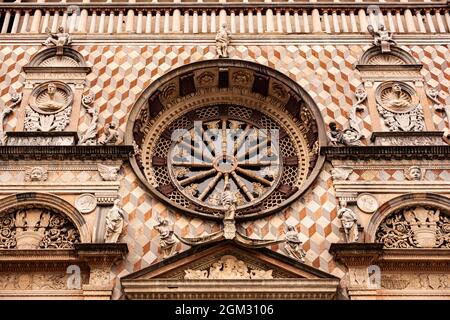 Das Rosenfenster der Cappella Colleoni (zwischen 1472 und 1476 mit Marmorelementen erbaut) der Basilika Santa Maria Maggiore. Es ist eine große Stadt Stockfoto