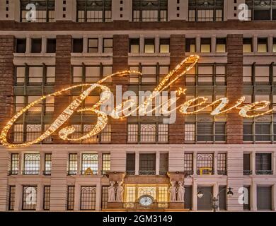 Believe - RH Macy & Co Inc Weihnachtsfassade - Blick auf die Vintage-Uhr und -Fassade im Flagship-Store von RH Macy & Co Inc im Midtown Manhattan in New York Stockfoto