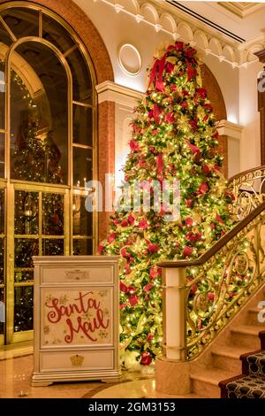 New York Palace Hotel - Blick auf die luxuriöse Hotellobby vom Eingang zum Innenhof, der während der Feiertage für Weihnachten dekoriert ist. Stockfoto