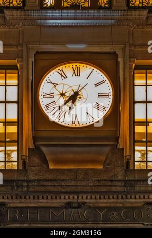 Macy & Co Inc Clock - Blick auf die Vintage-Uhr und die Fassade im Flagship-Store von RH Macy & Co Inc in Midtown Manhattan in New York City, NY Stockfoto