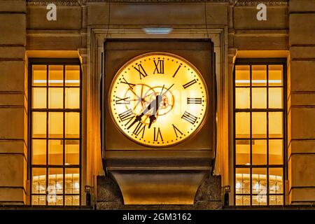 Macy & Co Clock - Blick auf die Vintage-Uhr und die Fassade im Flagship-Store von RH Macy & Co Inc in Midtown Manhattan in New York City, NY Stockfoto