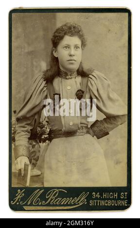Original viktorianische Ära CDV (Carte de Visite) eines ziemlich gemischten viktorianischen Mädchens, das ein Kleid mit lockeren Ärmeln trägt, viktorianisches Mädchen. Ramell Sittingbourne, Kent um 1898. Stockfoto