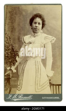 CDV (Carte de Visite) aus der viktorianischen Zeit, ein hübsches Teenager-Mädchen mit gemischten Rassen, das ein Kleid mit lockeren Ärmeln trägt, F M Ramell Sittingbourne, Kent um 1897 Stockfoto