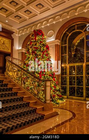 New York Palace Hotel - Blick auf die luxuriöse Hotellobby vom Eingang zum Innenhof, der während der Feiertage für Weihnachten dekoriert ist. Der Innenhof war auf Stockfoto