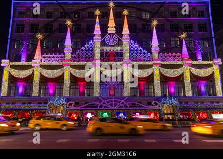 Saks Fifth Avenue NYC Christmas Display - die ikonische magische Weihnachtslichtshow im Flaggschiff Saks 5th Avenue Store. Und einem einen gleichmäßigen bugge zu geben Stockfoto