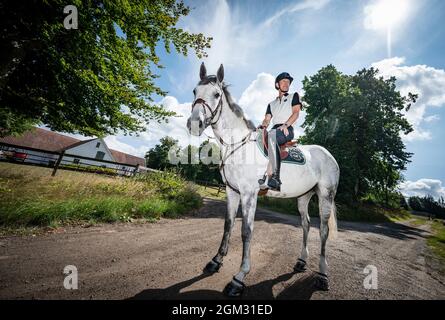 Der schwedische Springreiter und Olympiasieger Peder Fredricson war am 11. August 2021 auf seiner Farm in Grevlunda, Schweden, mit seinem Pferd Jumper d’Oase zu Hause. Foto: Johan Nilsson / TT / Code 50090 Stockfoto