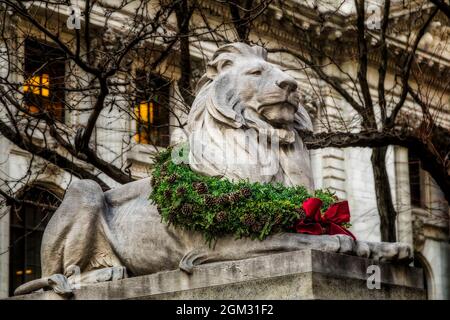 Fortitude Lion NYPL BW- Fortitude, eine der Löwenstatuen vor dem Hauptzweig der New York Public Library an der Fifth Avenue in New York Cit Stockfoto