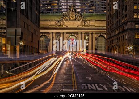 Grand Central Terminal Rush - Blick auf den Bahnhof des Grand Central Terminals mit dem Met Life-Gebäude dahinter. Die lange Belichtung erzeugt eine Lichtstrea Stockfoto