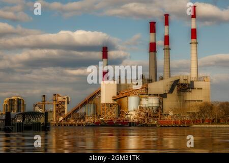 Kraftwerk Ravenswood Generating Station in Long Island City, Queens NY. Dieses Bild ist in Farbe sowie in Schwarz und Weiß erhältlich. Weitere anzeigen Stockfoto