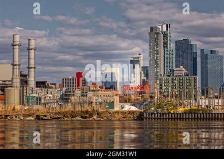 Silvercup Studios - Blick auf Long Island City mit dem legendären roten Schild der Silvercup Studios. Silvercup Studios ist die größte Film- und Fernsehproduktion Stockfoto