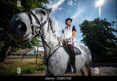 Der schwedische Springreiter und Olympiasieger Peder Fredricson war am 11. August 2021 auf seiner Farm in Grevlunda, Schweden, mit seinem Pferd Jumper d’Oase zu Hause. Foto: Johan Nilsson / TT / Code 50090 Stockfoto