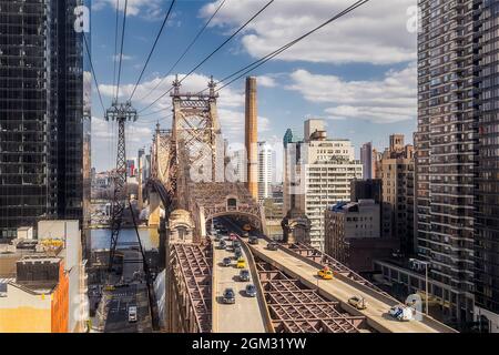 59th St Queensboro Bridge - Luftblick auf die Ed Koch 59th Street Queensboro Bridge. Auch der East River und Roosevelt Island sind zu sehen. Zum Anzeigen hinzufügen Stockfoto