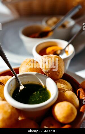 Ein Teller mit einigen Papas arrugadas, faltigen Kartoffeln auf Spanisch, typisch für die Kanarischen Inseln, und einige Schalen mit verschiedenen Mojo-Saucen, wie z. B. gr Stockfoto