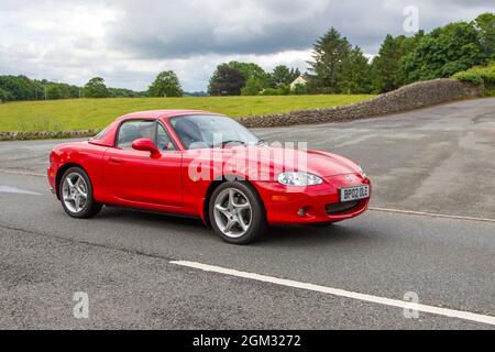 2002 rot Mazda MX-5 Sport 6-Gang Schaltgetriebe. 1840 ccm Benzin-Hardtop auf dem Weg zur Leighton Hall Classic Car Show Carnforth, Großbritannien Stockfoto