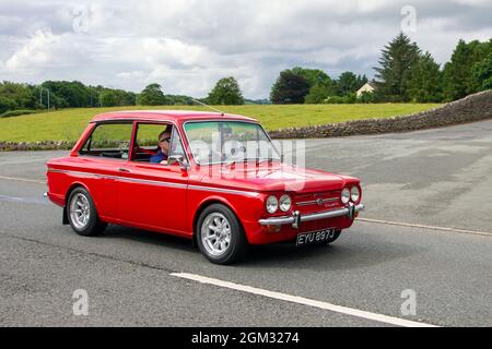 1971, 70er Jahre rot Sunbeam Imp 876cc Benzin 2dr classic auf dem Weg zur Leighton Hall Classic Car Show Carnforth, Großbritannien Stockfoto