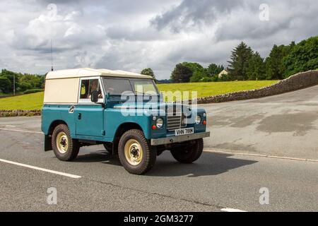 1973 blau weißer Land Rover Diesel 4x4 aus den 70er Jahren auf dem Weg zur Leighton Hall Classic Car Show Carnforth, Großbritannien Stockfoto