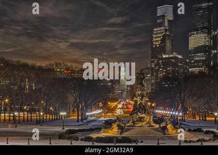 Eakins Oval Philadelphia PA - Blick auf den beleuchteten Benjamin Franklin Parkway, den Washington Monument-Brunnen, das Rathaus und einen Teil des Philly Stockfoto