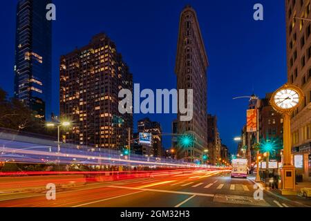 Flatiron 5th Ave, NYC - Blick auf den ikonischen Wahrzeichen von New York City das Flatiron Building. Dieses Bild ist auch in Schwarz und Weiß erhältlich. T Stockfoto