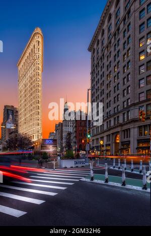 Flatiron Building 5th Avenue NYC-Blick zu den ikonischen Wahrzeichen von New York City das Flatiron Building. Dieses Bild ist auch in Schwarz und Weiß erhältlich. Stockfoto