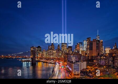 911 Tribute in Light in NYC-Blick auf die Brooklyn Bridge, die FDR Highway und dem Finanzviertel während des Tribute in Light Memorial. Zu sehen sind Stockfoto