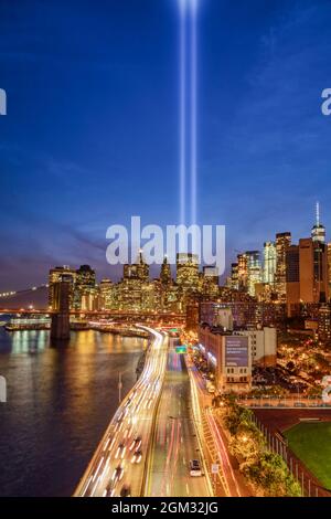 911 Tribute in Light In NEW YORK II - Blick auf die Brooklyn Bridge, die FDR Highway und dem Finanzviertel während des Tribute in Light Memorial. Gesehen Stockfoto