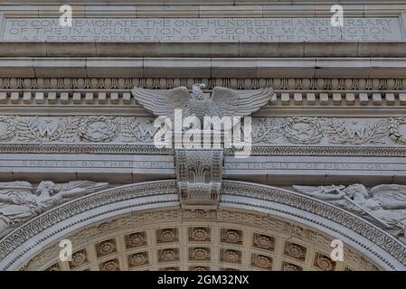Washington Square Arch Details - der Washington Square Arch wurde 1892 im Washington Square Park im Stadtteil Greenwich Village von Lower erbaut Stockfoto