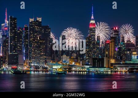 NYC Feuerwerk am 4. Juli - Skyline von New York City mit der spektakulären Feuerwerksmesse am 4. Juli im Macy als Kulisse zur Mitte Stockfoto