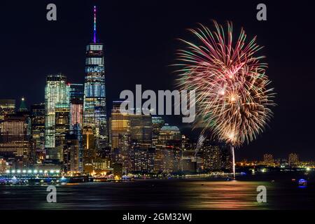 New York World Trade Center Stolz - Blick auf das Feuerwerk Feier auf dem Hudson River vom WTC in Lower Manhattan. Das One World Trade Center Stockfoto