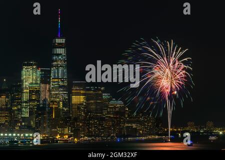 World Trade Center NYC Stolz - Blick auf das Feuerwerk Feier auf dem Hudson River vom WTC in Lower Manhattan. Das One World Trade Center Stockfoto