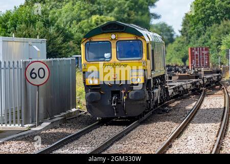 Freightliner Güterzug in Richtung Hafen Felixstowe mit leeren Waggons, Westerfield, Suffolk, England. Stockfoto