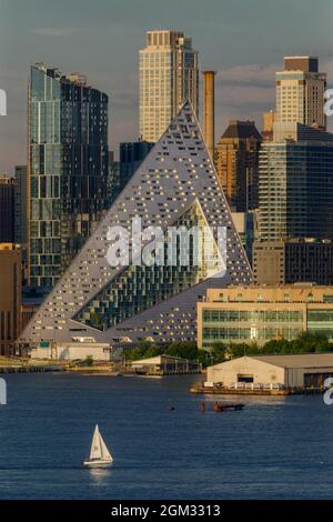 NYC Golden Empire Pyramide - Midtown Manhattan Skyline von New York City ist mit warmen Licht der untergehenden Sonne und kühle Farbtöne bei den blauen Uhr gebadet Stockfoto