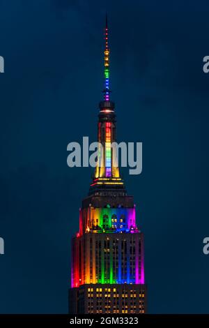 New York City ESB Stolz - das Empire State Building (ESB) ist in den Farben des Regenbogens in der Feier der LGBT-Gemeinschaft leuchtet während der Stockfoto