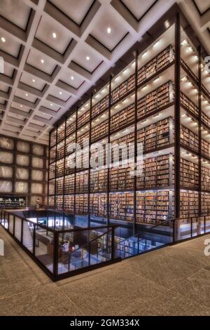 Beinecke Rare Book & Manuscript Library - Innenansicht der Yale University Moderne Architektur seltene Bücherbibliothek Turmstapel. Befindet sich in Yale Univer Stockfoto