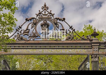 Yale University Gate - Eisentor mit Gravuren in Andenken an Noah Porter an der Yale University. Die Yale University ist eine private US-amerikanische Ivy League r Stockfoto