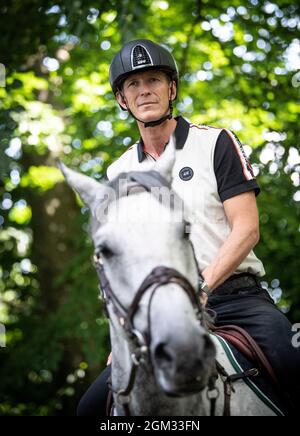 Der schwedische Springreiter und Olympiasieger Peder Fredricson war am 11. August 2021 auf seiner Farm in Grevlunda, Schweden, mit seinem Pferd Jumper d’Oase zu Hause. Foto: Johan Nilsson / TT / Code 50090 Stockfoto