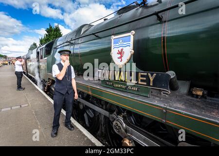 Kidderminster, Worcs, Großbritannien. September 2021. Zugwächter Nigel Kimberlin signalisiert der 1946 erbauten Gastlok - dem „Taw Valley“ -, dass sie am Eröffnungstag der Herbst-Dampfgala der Severn Valley Railway in Kidderminster, Worcestershire, vom Bahnhof in Severn Valley, Kidderminster, abfahren soll. Die Gala dauert bis Sonntag, den 19. September und bietet Gastloks. Peter Lopeman/Alamy Live News Stockfoto