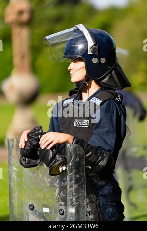 South Queensferry, Schottland, Großbritannien. September 2021. Die Polizei in Schottland lädt die Presse ein, ihre laufenden öffentlichen Ordnungsschulungen im Craigiehall Camp in South Queensferry miterleben zu dürfen. Das Training soll die Polizei auf die bevorstehende COP26-Veranstaltung im November in Glasgow vorbereiten, bei der Proteste erwartet werden. Die Polizei stand in Bereitschaftsspiel gegen die Polizei, die die Rolle der Demonstranten einnahm, die Raketen warfen und sie mit Schlägern Angriffen. Iain Masterton/Alamy Live News. Stockfoto