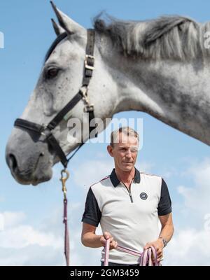 Der schwedische Springreiter und Olympiasieger Peder Fredricson war am 11. August 2021 auf seiner Farm in Grevlunda, Schweden, mit seinem Pferd Jumper d’Oase zu Hause. Foto: Johan Nilsson / TT / Code 50090 Stockfoto