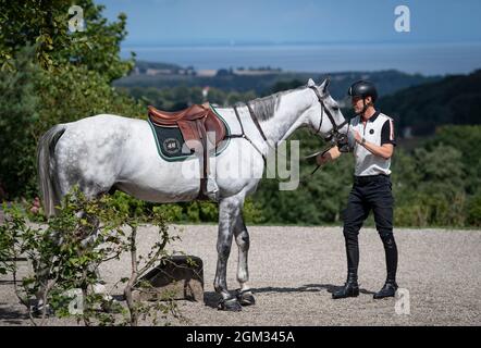 Der schwedische Springreiter und Olympiasieger Peder Fredricson war am 11. August 2021 auf seiner Farm in Grevlunda, Schweden, mit seinem Pferd Jumper d’Oase zu Hause. Foto: Johan Nilsson / TT / Code 50090 Stockfoto