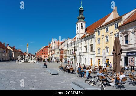 09.06.2021: Maribor, Szlovenia: Berühmter Hauptplatz Glavni trg von Maribor die zweitgrößte Stadt in Slowenien mit Menschen und Resaturant . Stockfoto