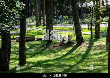 Druskininkai, Litauen - 10. August 2021: Am sonnigen Sommertag entspannen sich die Menschen im Karolis Dineika Park in Druskininkai Stockfoto