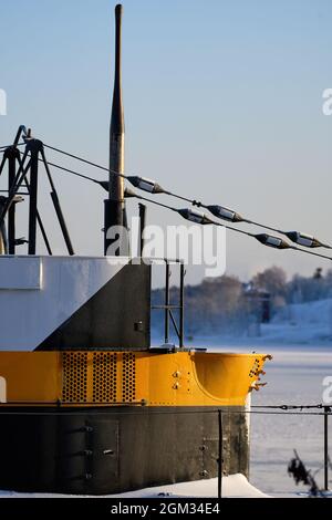 Helsinki, Finnland - 15. Januar 2021: Ein Turm eines finnischen Museums-U-Bootes Vesikko aus dem 2. Weltkrieg auf der Festungsinsel Suomenlinna mit eingefrorenem Stockfoto