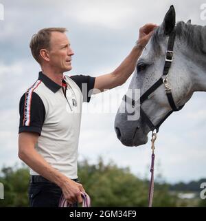 Der schwedische Springreiter und Olympiasieger Peder Fredricson war am 11. August 2021 auf seiner Farm in Grevlunda, Schweden, mit seinem Pferd Jumper d’Oase zu Hause. Foto: Johan Nilsson / TT / Code 50090 Stockfoto