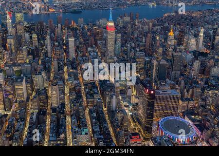 September 11 NYC Tribute II - NYC Rot Weiß und Blau - Luftansicht des Empire State Building (ESB) und des Madison Square Garden (MSG) in rot beleuchtet wh Stockfoto