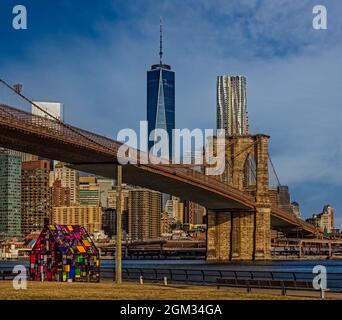 Tom Fruin's Stained Glass House - im Rahmen des Brooklyn Bridge Park (DUMBO) Arts Festival installierte der Bildhauer Tom Fruin seinen berühmten bunten Plexiglas-Hous Stockfoto