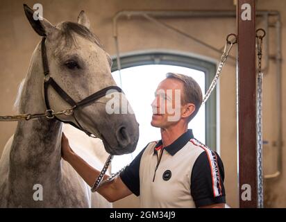 Der schwedische Springreiter und Olympiasieger Peder Fredricson war am 11. August 2021 auf seiner Farm in Grevlunda, Schweden, mit seinem Pferd Jumper d’Oase zu Hause. Foto: Johan Nilsson / TT / Code 50090 Stockfoto