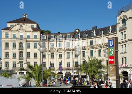 Karlstor Platz in der Altstadt von München mit Menschen in der Fußgängerzone - Deutschland. Stockfoto