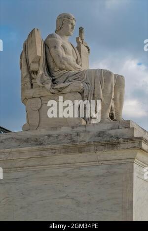 Die Statue der Rechtsbehörde am Obersten Gerichtshof der Vereinigten Staaten in Washington DC. Das lateinische Wort für Gesetz „LEX“ ist auf der Tafel eingeschrieben. Der Bildhauer Stockfoto