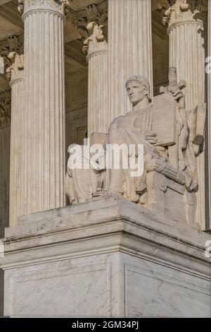 SCOTUS Authority of Law die Statue der Autorität des Rechts am Obersten Gerichtshof der Vereinigten Staaten in Washington DC. Das lateinische Wort für Gesetz „LEX“ ist eingeschrieben Stockfoto